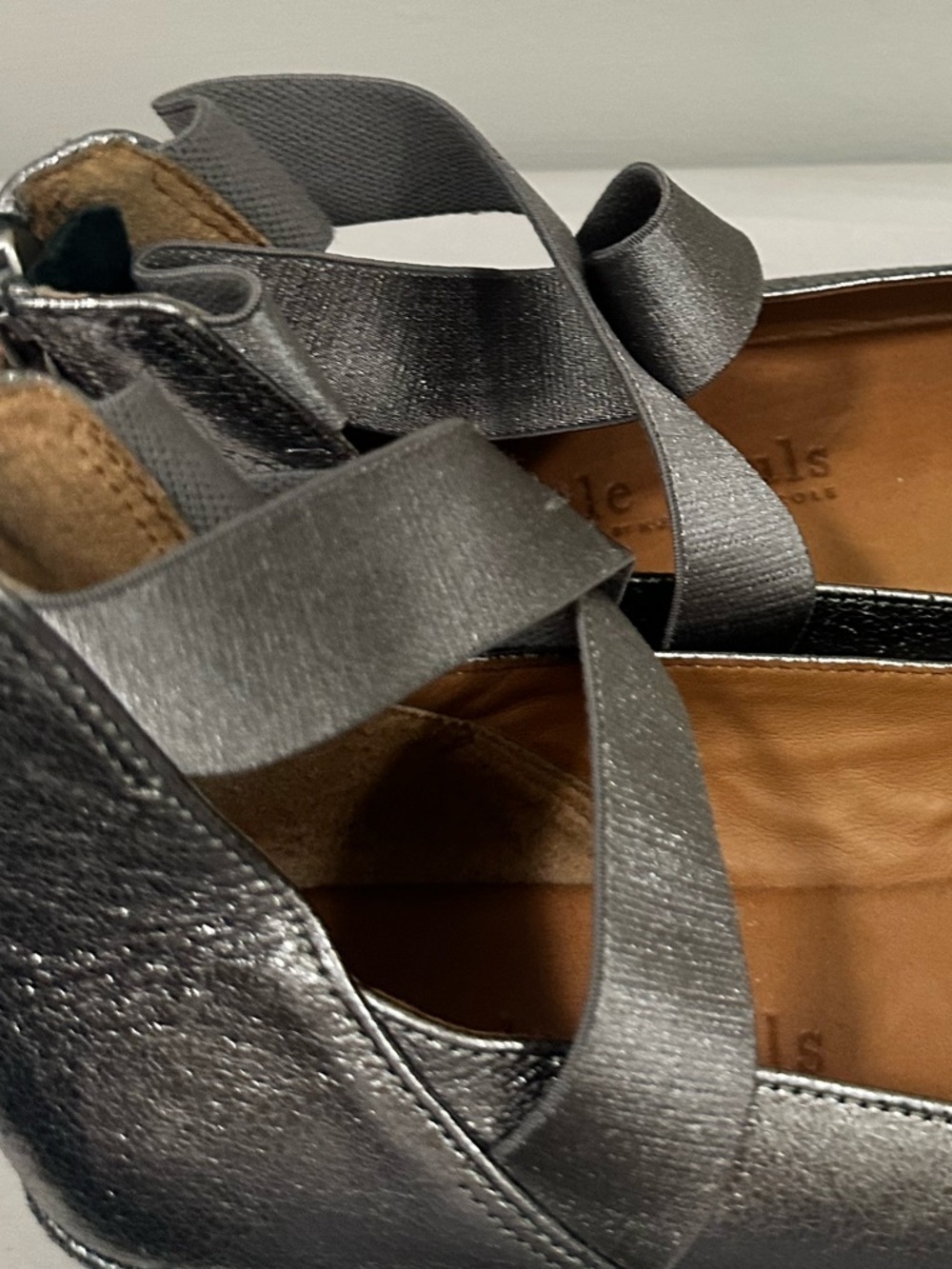 GENTLE SOULS Lisa Leather Shoes
KENNETH COLE 8 Silver Ankle
Wrap Wedge Peep Toe - Picture 15 of 16